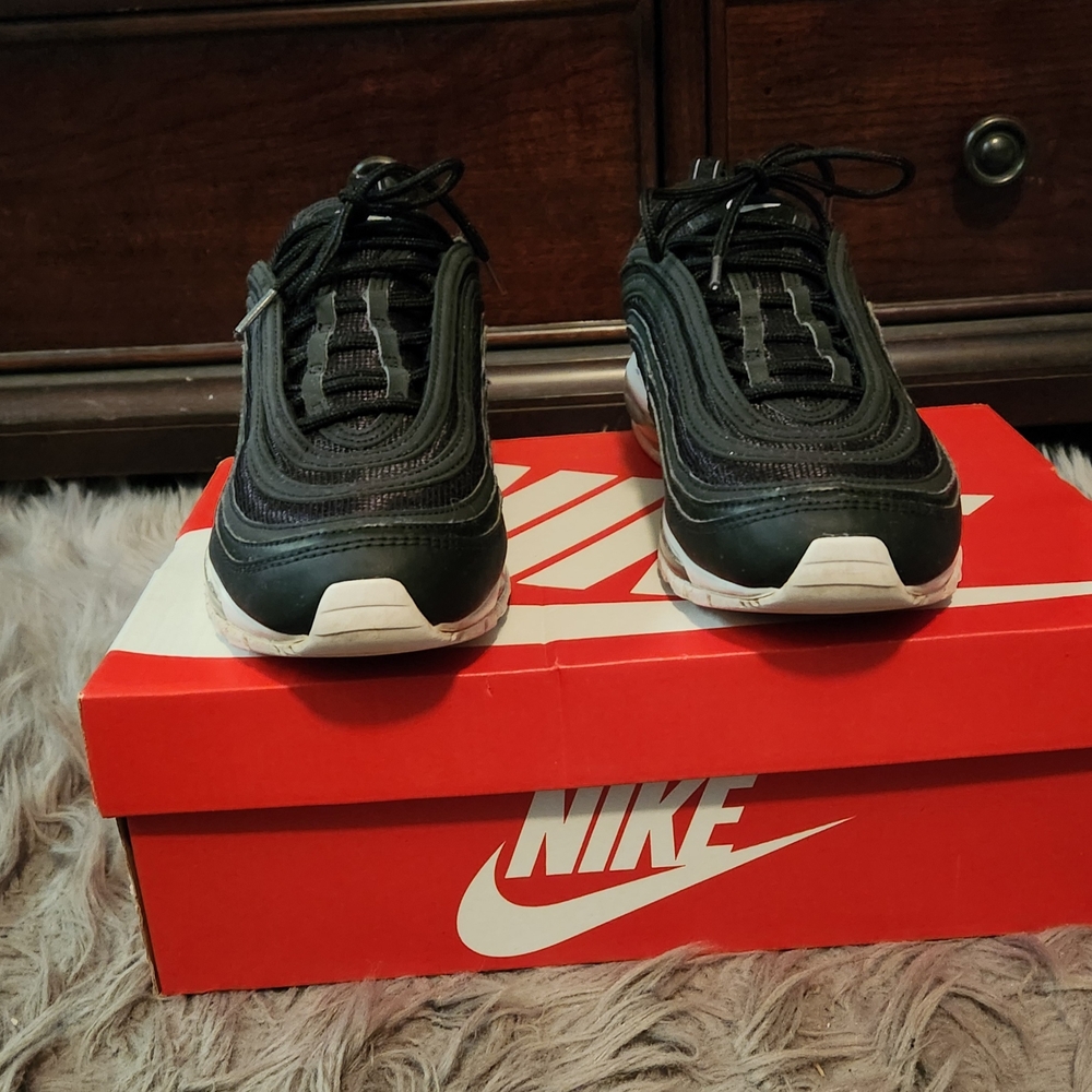 Nike Black Sneakers with Breathable Mesh and Stylish Design